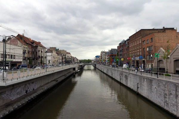 Brüksel, Belçika - 16 Haziran 2013: Brüksel, Belçika 'daki Brüksel Kanalı bulutlu bir yaz gününde. Belçika 'da bir su yolu bölümü..