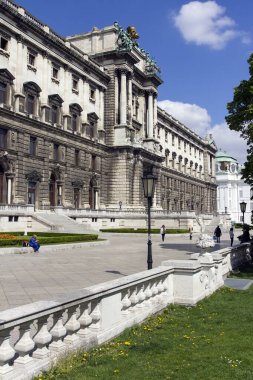 Hofburg Habsburg Hanedanı 'nın eski imparatorluk sarayıdır. Avusturya, Viyana 'nın merkezinde yer almaktadır..
