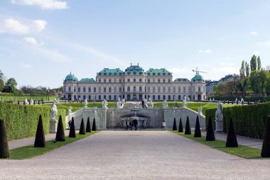 Viyana, Avusturya - 20 Nisan 2014: Belvedere, Avusturya 'nın Viyana şehrinde iki Barok sarayı (Yukarı ve Aşağı Belvedere), Portakal ve Saray Ahırlarından oluşan tarihi bir yapıdır..