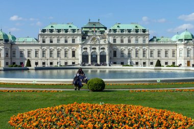 Viyana, Avusturya - 20 Nisan 2014: Belvedere, Avusturya 'nın Viyana şehrinde iki Barok sarayı (Yukarı ve Aşağı Belvedere), Portakal ve Saray Ahırlarından oluşan tarihi bir yapıdır..