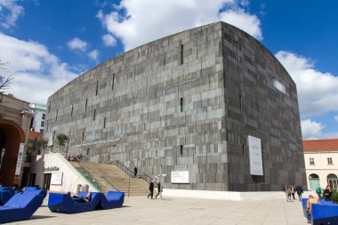 Viyana, Avusturya - 20 Nisan 2014: Mumok, Viyana, Avusturya 'daki Müze Sanatçısı Modern Sanatlar Müzesi.