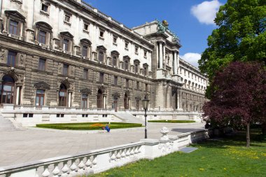Hofburg Habsburg Hanedanı 'nın eski imparatorluk sarayıdır. Avusturya, Viyana 'nın merkezinde yer almaktadır..