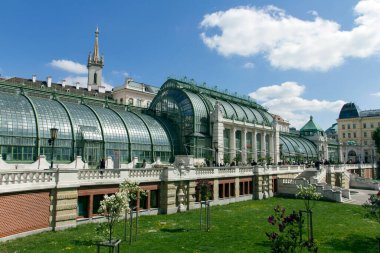 Viyana, Avusturya - 20 Nisan 2014: Avusturya 'nın Burggarten kentindeki Art Nouveau Palm House.