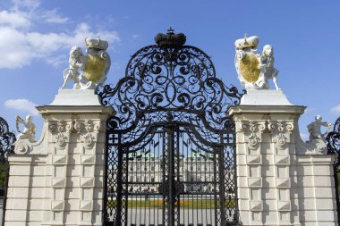 Belvedere kalesinin kapısı. Belvedere, Avusturya 'nın Viyana kentinde, iki Barok sarayı (Yukarı ve Aşağı Belvedere), Turuncu ve Saray Ahırlarından oluşan tarihi bir yapıdır..