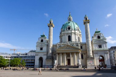 Viyana, Avusturya - 20 Nisan 2014: Karlskirche (St. Charles Kilisesi) Avusturya 'nın Viyana eyaletinin Karlsplatz kentinde yer alan bir Barok kilisesidir..