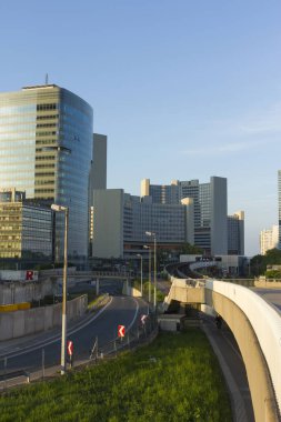 Viyana, Avusturya - 20 Nisan 2014: Viyana Uluslararası Merkezi güneşli bir günde.