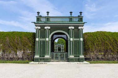 Güneşli bir günde Viyana 'daki Schonbrunn Sarayı' nda bir bahçe köşkü. Saray, Habsburg hükümdarlarının Hietzing, Viyana 'daki ana yazlık eviydi..