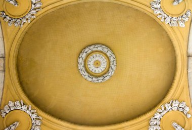 Güneşli bir günde Viyana 'daki Schonbrunn Sarayı' nda Gloriette 'in tavanı.