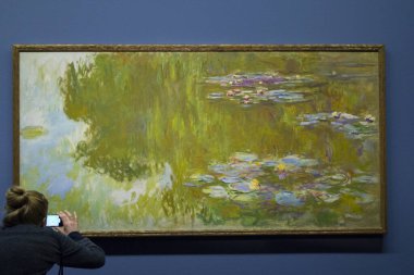 Viyana, Avusturya - 21 Nisan 2014: Monet 'in Nilüferleri Viyana' daki Albertina Müzesinde.