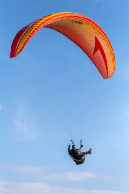 Csobanc, Macaristan - 20 Ağustos 2021: Macaristan 'da bir yaz günü Balaton Gölü' nün üzerinden geçen paraglider.
