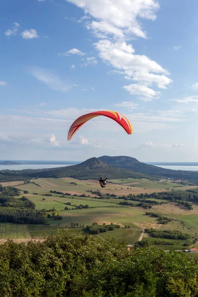 Parapendio Sulle Montagne Del Lago Balaton Ungheria Una Giornata Estiva — Foto Stock