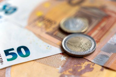 Avro banknotları ve paralar düz bir yüzeye yayılır. Para birimi tasarım ve dokunun ayrıntılarını gösteren farklı değerlere sahiptir..