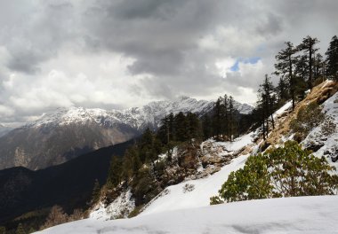 Himalayalar sarp yamaçlar