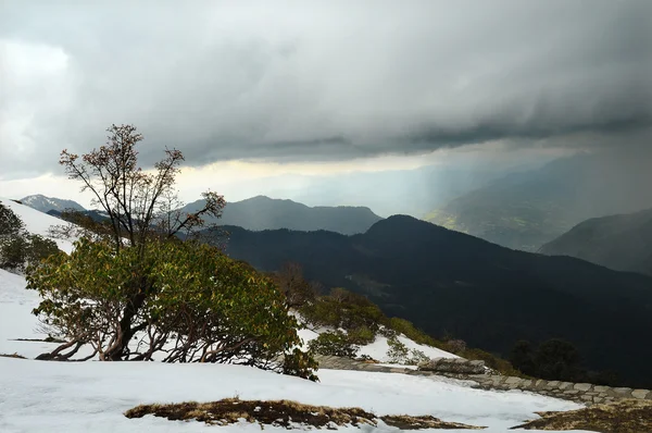 Gewitterwolken über den Bergen — Stockfoto