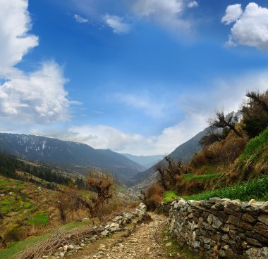 vadi dağ sırtlar arasında