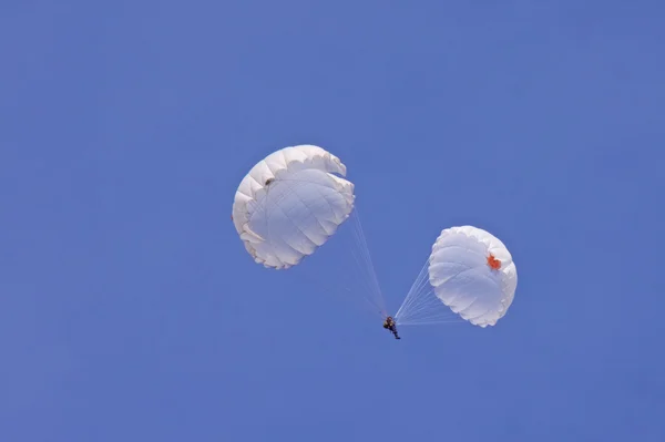 Bir jumper iki paraşüt, ana ve yedek.