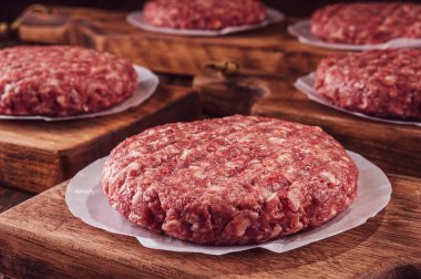 Tahta kesme tahtasındaki hamburgerler ahşap kaplama - yakın plan