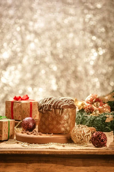 Tahta Masanın Üzerinde Çikolatalı Panet Noel Süsleri — Stok fotoğraf
