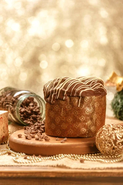Panettone Cioccolato Tavola Legno Con Addobbi Natalizi — Foto Stock