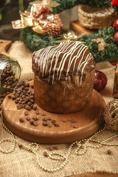 Panettone Cioccolato Tavola Legno Con Addobbi Natalizi — Foto Stock