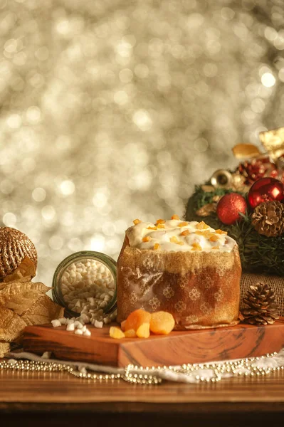 Witte Chocolade Panettone Met Gedroogde Abrikoos Houten Tafel Met Kerstversiering — Stockfoto