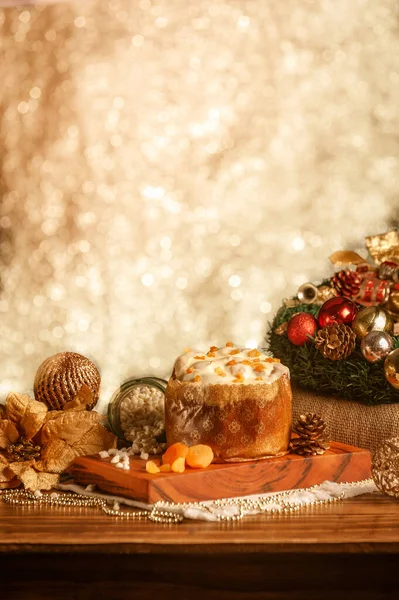 Tahta Masada Kurutulmuş Kayısı Noel Süsleriyle Beyaz Çikolatalı Panet — Stok fotoğraf