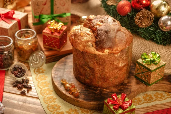 Panettone Kuru Üzüm Şekerli Meyve Küpleri Noel Süsleriyle Ahşap Kesme — Stok fotoğraf