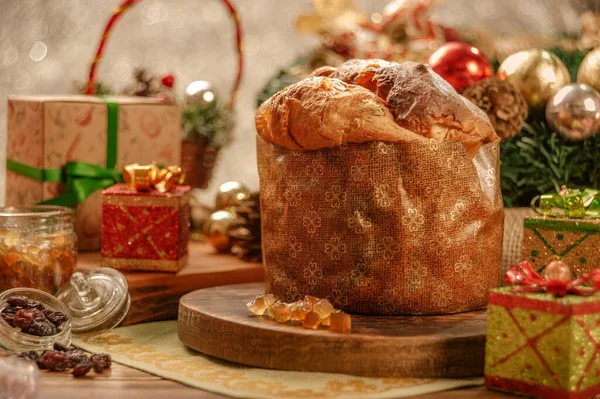 Panettone Kuru Üzüm Şekerli Meyve Küpleri Noel Süsleriyle Ahşap Kesme — Stok fotoğraf