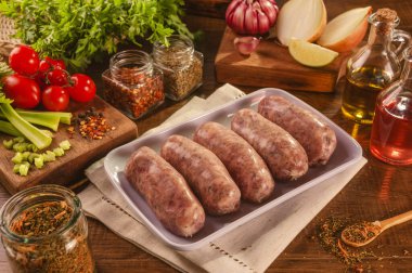 Beyaz tabakta chimichurri ve baharatlı Brezilya domuz sosisi.