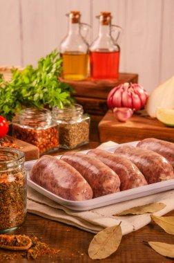 Beyaz tabakta chimichurri ve baharatlı Brezilya domuz sosisi.