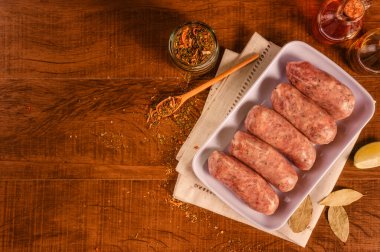 Beyaz tabakta chimichurri ile Brezilya domuz budu sosisi - Linguica de porco com chimichurriin top view