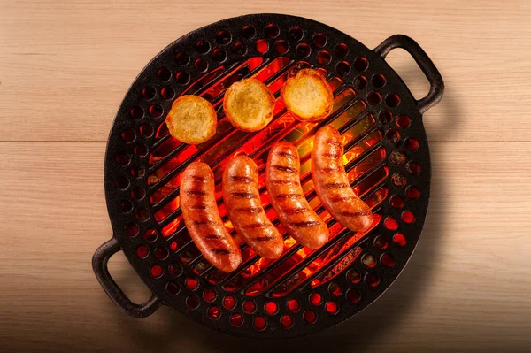 Brezilya domuz budu sosisi beyaz tabakta, baharatlar ve malzemelerle.