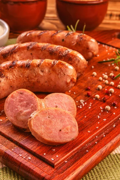 Brezilya usulü domuz sucuğu BBQ - Churrasco de linguica de suina yakın plan