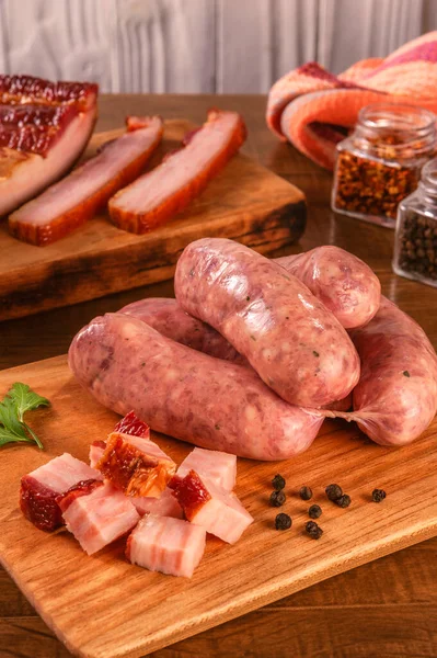 Tahtanın üzerinde çiğ Brezilya pastırması sosisi ve taze domuz pastırması ve baharatla Linguica de Pastırma