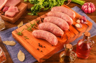 Brezilya domuz budu sosisi beyaz tabakta, baharatlar ve malzemelerle.