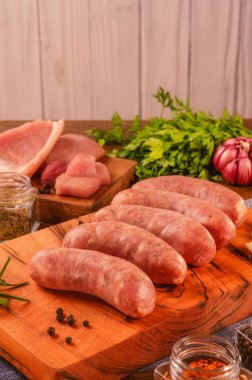 Brezilya domuz budu sosisi beyaz tabakta, baharatlar ve malzemelerle.