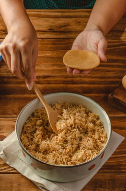 Brezilya kroketini (coxinha de frango) ahşap mutfak masasında hazırlayan kadının elleri