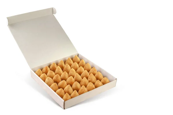 Beyaz arka planda izole edilmiş bir kutu kızarmış kroket (coxinha de frango))