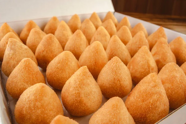 Teslimat için bir kutu kızarmış kroket (coxinha de frango)