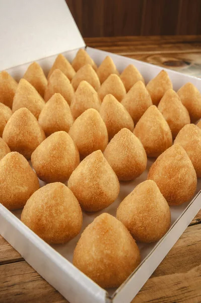 Teslimat için bir kutu kızarmış kroket (coxinha de frango)