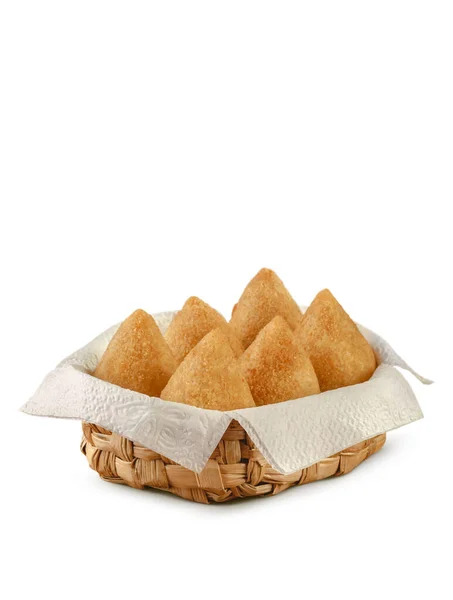 Brezilya usulü tavuk kroket Coxinha de frango, beyaz arka planda izole edilmiş.