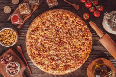 Mozzarella, mısır, pastırma ve kekikli Brezilya pizzası (Pizza de milho com pastırması).