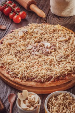 Brezilya pizzası mozzarella, biftek stroganoff ve patates çubukları (Pizza de strogonoff de carne)