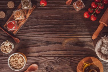 Domatesli, şampiyonlu, patatesli, malzemeli ve pizzacıda kullanılacak bir masa..