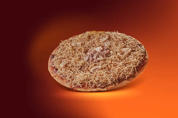 Mozzarella 'lı Brezilya pizzası, biftek stroganof ve patates çubuğu (Pizza de strogonoff de carne).