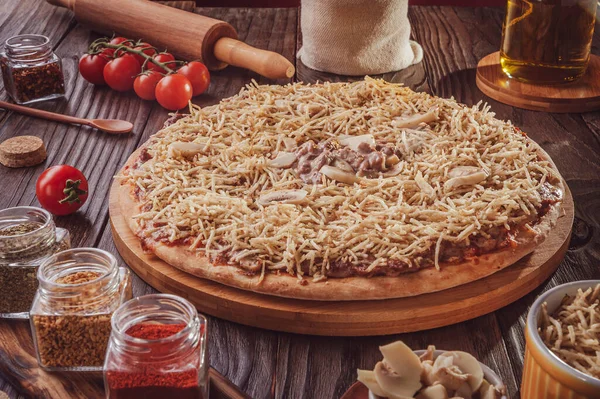 Brezilya pizzası mozzarella, biftek stroganoff ve patates çubukları (Pizza de strogonoff de carne)