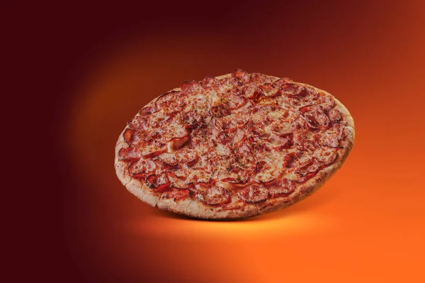 Mozzarella, calabrese sosis ve kekik soslu Brezilya pizzası (Pizza de calabresa) - izole edilmiş.