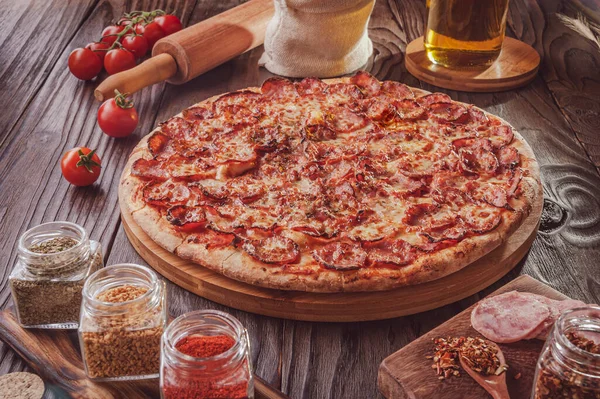 Mozzarella, calabrese sosis ve kekikli Brezilya pizzası (Pizza de calabresa)