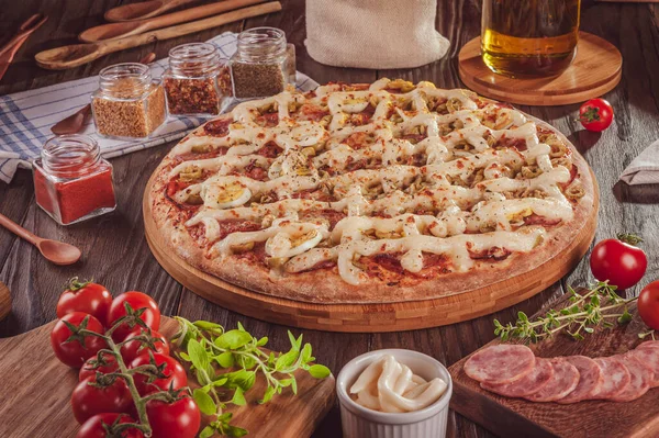 Mozzarella, calabrese sosis, yumurta, mantar, zeytin ve kekik soslu Brezilya pizzası.)