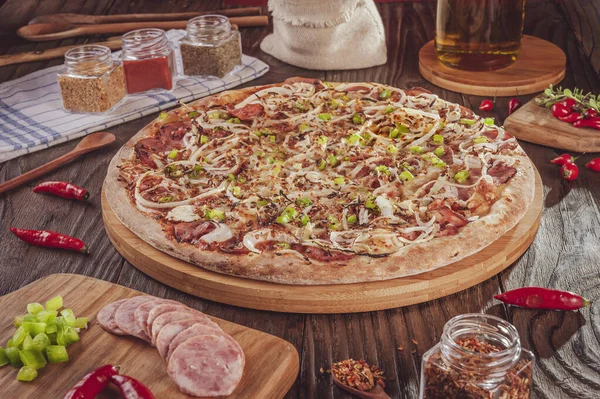 Mozzarella, calabrese sosis, yeşil biber, soğan ve calabrese biberli Brezilya pizzası (Pizza de calabresa picante)